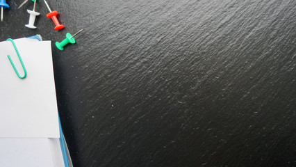 Office / Büro Collage / Hintergrund Bürosortiment auf schwarzem Hintergrund mit Büroklammer, Notizbuch, Stift und Freiraum für ihren Text (Copy Text)