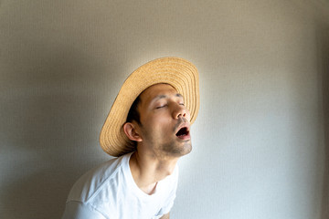 がっかりして肩を落とす日本人男性
