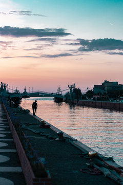 Tramonto a Fiumicino con pescatore (Roma Italia)
