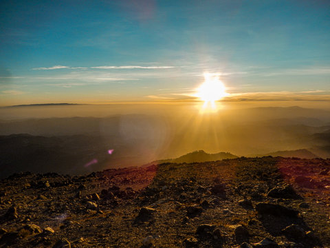 Alba dalla cima del vulcano Tajumulco in Guatemala