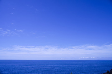 真っ青な海と地平線