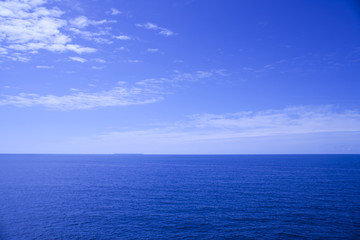青空と青い海と水平線