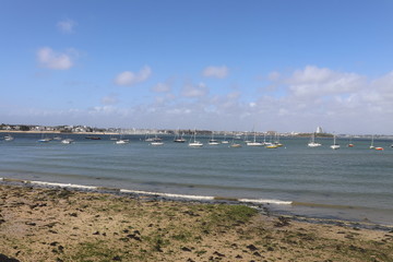 Bâteaux sur l'océan atlantique, ville de Port-Louis, département du Morbihan, région Bretagne, France