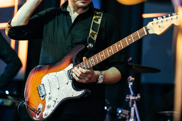 Obraz premium The bass guitarist plays on stage, rock band