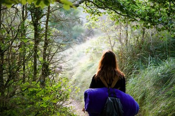 Femme randonnée chemin nature 