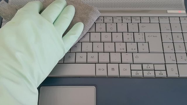 corona virus, prevenire malattie igienizzando il computer.
