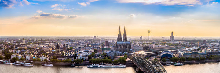 Fototapeta na wymiar Panorama of Cologne with Cologne Cathedral and the Rhine on a beautiful summer evening