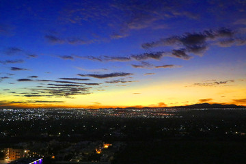 Atardecer soleado con cielo parcialmente nublado