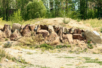 A composition of stones that reproduces a mountain range.