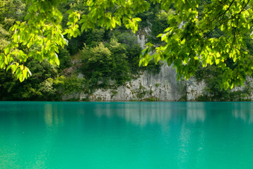 Obraz premium Turquoise lake, rocks and sunny foliage