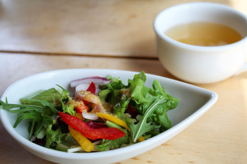 カフェのサラダとスープ
