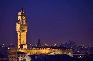 Fototapeta premium Nightshoot view of Florence city crossing the river