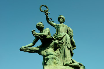 Statua di Giovanni Reduzzi"maestà che protegge le arti"1916,Ponte Re Umberto,Torino ,Italia