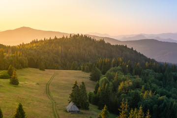 Magurki o wschodzie słońca, letni poranek w Gorcach, w oddali po lewo Lubań, po prawo kontury...