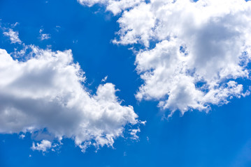 Cielo azzurro limpido con poche nuvole bianche
