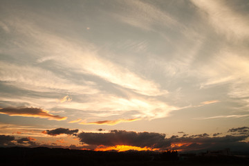 燃えるような夕日と流れる雲