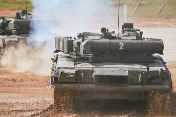 Fototapeta na wymiar Modern tank at the tank biathlon competition in Alabino near Moscow during the Army-2020 forum