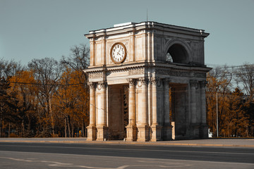 Fototapeta na wymiar The Triumphal Arch. Autumn in Chisinau.