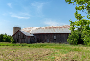 Fototapeta na wymiar Old Barn in Ontario rural area - Canada