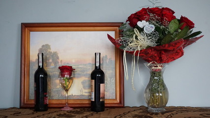 Przygotowanie na romantyczny wieczór z różami i przy dobrym winie, aranżacja wnętrza, martwa natura