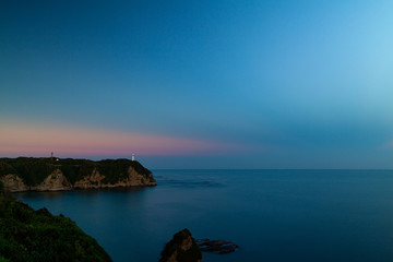 灯台の見える海の地平線。夕暮れ時