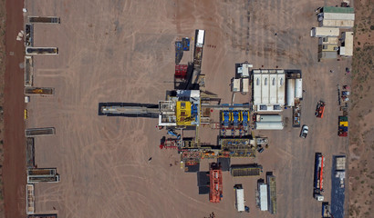 overhead view of hydraulic fracture set in reservoir