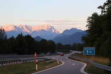 Końcówka niemieckiej autostrady u podnóża Alp o wschodzie sońca - obrazy, fototapety, plakaty