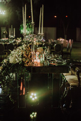 Fototapeta na wymiar Detalles de mesa de boda en noche