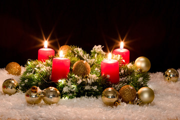 Adventzkranz zum 4.Advent mit 4 brennenden Kerzen