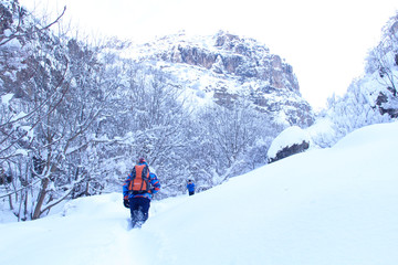 Fototapeta na wymiar young couple in winter mountains
