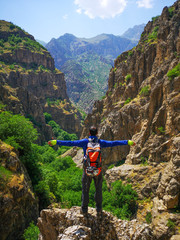 Obraz premium man on the top of the mountain