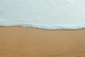 The waves of the sea crashed into the shore