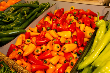 Venta de pimientos verdes, rojos y amarillos.