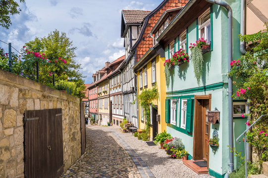 Malerische Gasse in der Altstadt von Quedlinburg mit liebevoll sanierten Fachwerkh&auml;usern