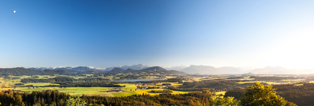 Mountain panorama with lake in Austria. Landscape with mountain view in the sunlight. Bergpanorama mit See. Landschaft mit Blick auf Berge und See im Sonnenlicht. Gebirgskette Salzburgerland.