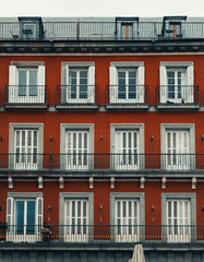Fachada de edificio rojo