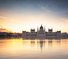 Naklejka premium Wonderful sunset over the Hungarian Parliament in Budapest, Hungary