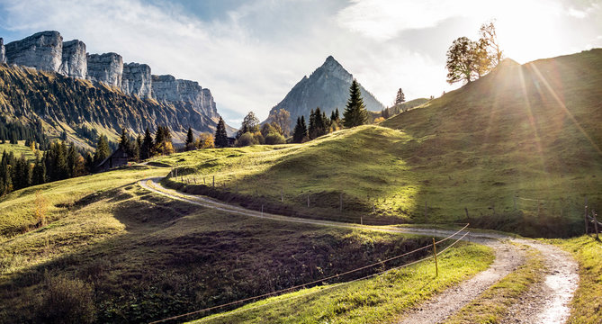 Die sieben Hengste, Emmentaler Alpen, Justistal, Eriz, Wanderweg bei Sonnenuntergang, Wiese im Abendlicht, Bern, Schweiz