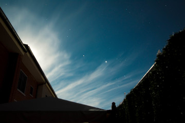 Foto de larga exposici&oacute;n de noche estrellada y edificios