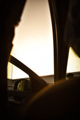 Foto desde el interior de un coche al atardecer