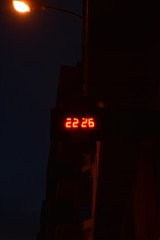 Hora mostrada en neon