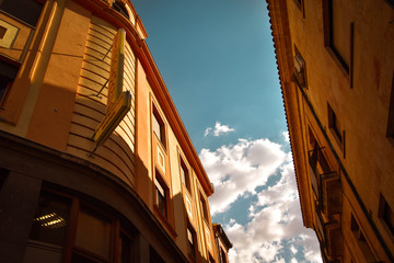 Vista desde abajo del cielo entre edificios 