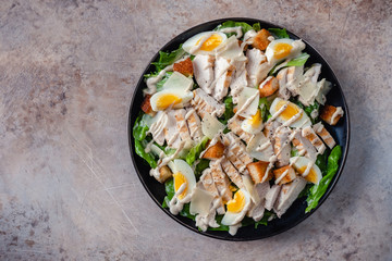 Grilled chicken caesar salad with crunchy croutons - obrazy, fototapety, plakaty