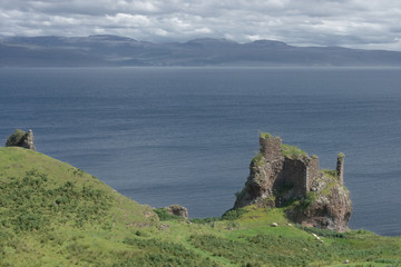 Fototapeta na wymiar Scottish castle ruins on the side of the sea.
