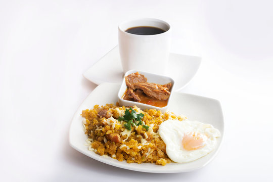 Trigrillo con huevo frito, carne mechada y caf&eacute; 