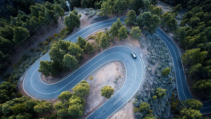 Carreteras, curvas y coche en la isla de Gran Canaria