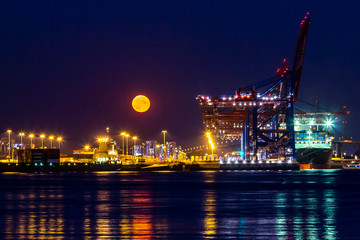 Hamburger Hafen Mondaufgang
