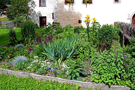 orto con fiori a Sarentino (Bolzano)