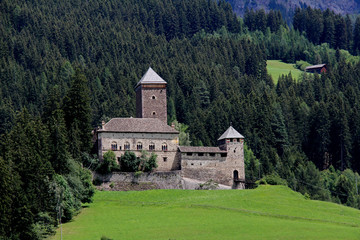 Fototapeta na wymiar il castello di Sarentino (Bolzano)