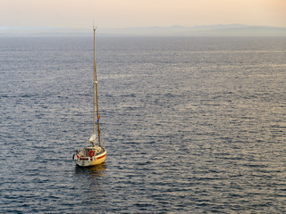 Velero navegando en la bahía de Rosas, en Alt Empordà , Cataluña al Atardecer